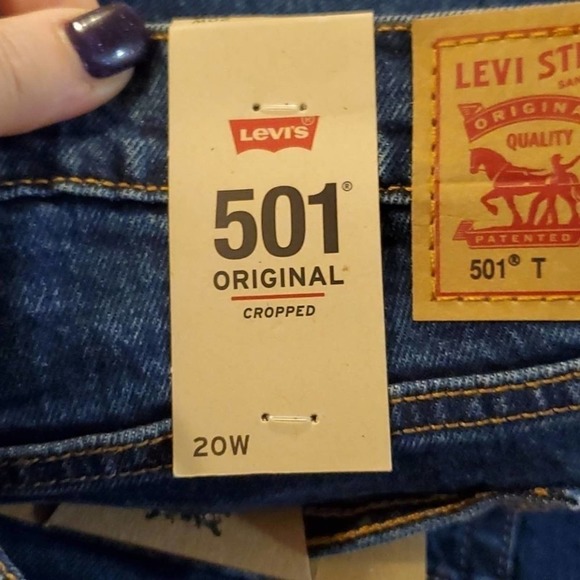 Levi's Women's Plus-Size 501 high rise Crop Jeans plus size 24W - Picture 4 of 5